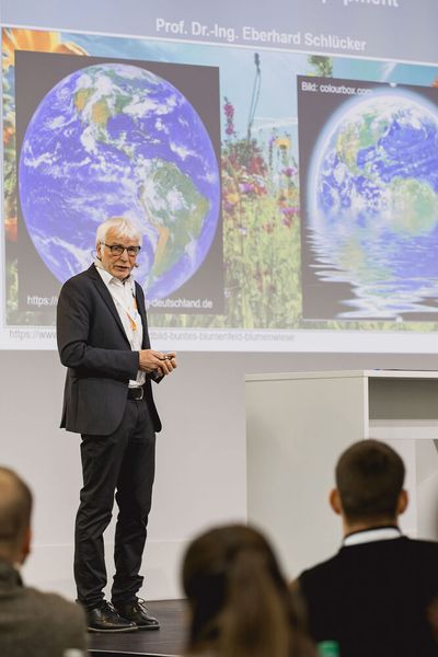 Wie rotierende Aggregate zum Schlüssel für Energie- und CO2-Einsparungen werden: Prof. Dr. Eberhard Schlücker von der FAU Erlangen-Nürnberg beleuchtet Auslegung, Regelung, Best Efficiency Point und Monitoring – ein Blick in die Zukunft nachhaltiger Anlagen. (Bild: Stefan Bausewein)