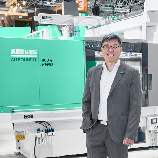 Arburg causa sensación en la Chinaplas con el estreno en Asia de la Allrounder Trend. «La Chinaplas es la plataforma más importante para presentar nuestra estrategia “Local-to-Local” a los clientes asiáticos», explica Zhao Tong, director general de las filiales de Arburg en China.(Arburg)
