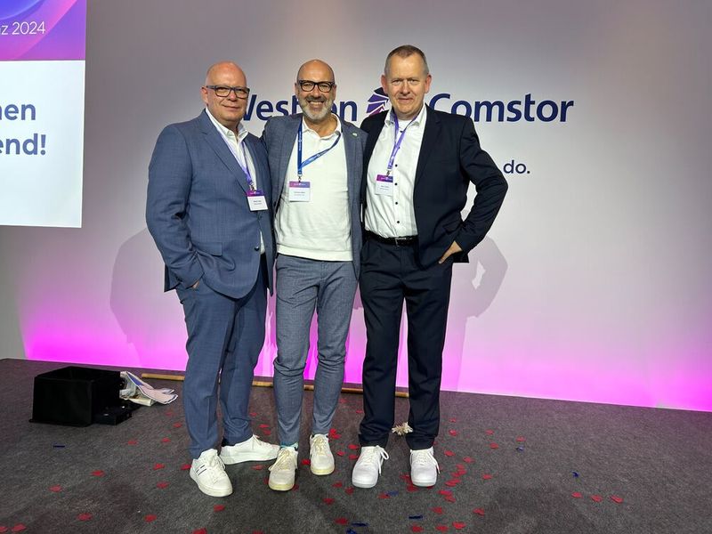Die Managing Director von Westcon und Comstor: Robert Jung (l.) und Jens Tamm (r.) mit Christian Gäbel (pco) (Bild: Vogel IT-Medien)