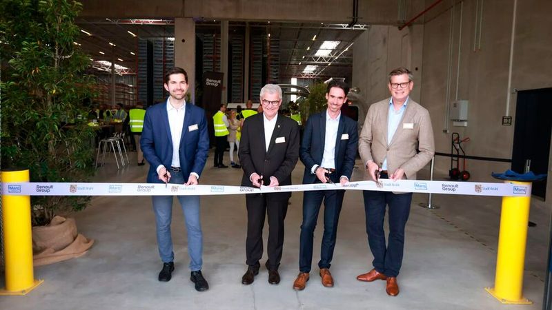 Am 16. Juni übergab der Entwickler des Standorts, Marq Logistics, die Halle zur Nutzung an Renault. Von links: Florian Kraft, CEO Renault Deutschland; Dr. Marc Prokop, Bürgermeister Stadt Brühl; François Delion, VP Global After Sales & Network BU Renault Group; und Patrick Frank, Managing Director Marq Logistics. (Bild: Renault)