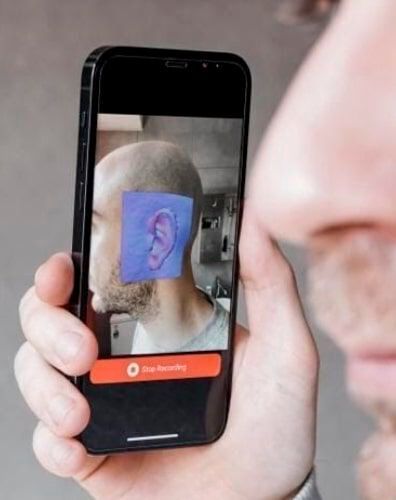 Kunden können nun ihr eigenes Smartphone zum Scannen ihres Ohrs verwenden und damit den herkömmlichen und aufwändigen Prozess des Ohrabdrucks ersetzen.  (Formlabs)