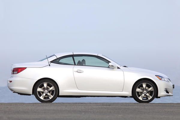 Der IS 250 C ist zugleich Coupe´ und Cabriolet. (Archiv: Vogel Business Media)