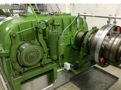 (Getriebe mit Brechbolzenkupplung: Die roten Elemente sind die eingebauten Kraftaufnehmer von Althen, die die eigentlichen Brechbolzen während der Messungen ersetzen. Bild: Althen GmbH Mess- und Sensortechnik)