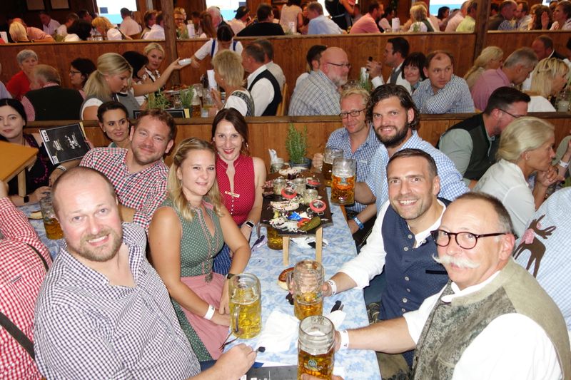 An apple a day - dieser Tisch mit (l.) Christian Reichenecker (Jacob Electronik) und (2. v. r.) Stefan Schwarz (ALSO) sind wahre Apple-Fans. (Bild: IT-BUSINESS)