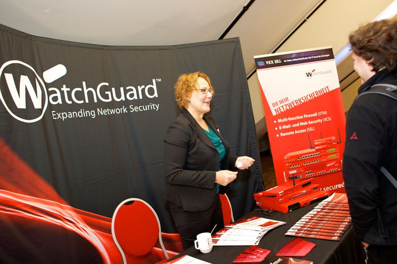 Natasja de Groot (WatchGuard) bringt einem Fachhändler) die Watchguard-Produkte näher. (Archiv: Vogel Business Media)