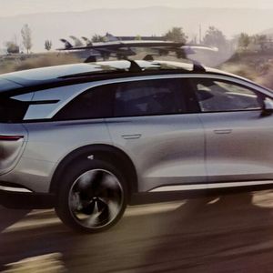 Statt einem gestuften Limousinen-Heck wie beim Air bietet der Gravity ein Steilheck mit großer Heckklappe.(Bild:  Lucid Motors)