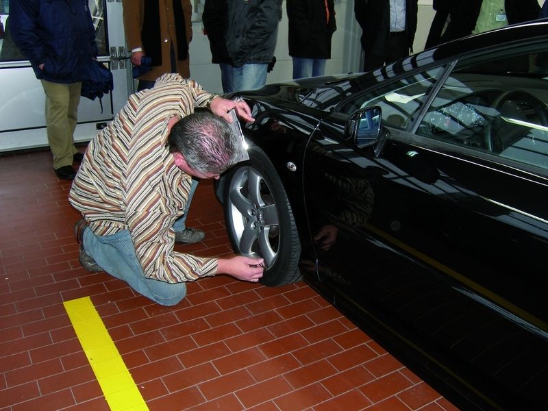 Ein Mitarbeiter von Autocontact bewertet die ankommenden Gebrauchtfahrzeuge von Peugeot. (Archiv: Vogel Business Media)
