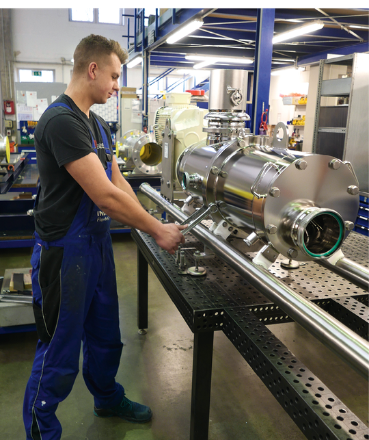 (INDAG fertigt sogenannte Inline-Mischer. Das sind Maschinen, die unterschiedliche Medien kontinuierlich vermengen und dabei jeweils die korrekte Viskosität, Temperatur oder den richtigen Druck berücksichtigen. Bild: INDAG Maschinenbau)