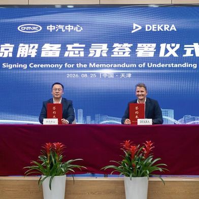 Peter Laursen, COO Dekra (rechts) und Zhou Hua Vizepräsident Catarc haben eine Absichtserklärung unterzeichnet. Beide Organisationen wollen gemeinsam die Transformation der Automobilindustrie unterstützen. (Bild: Dekra)