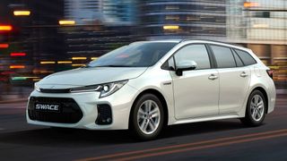 Der Suzuki Swace ist der technische Zwilling des Toyota Corolla – daher sind beide Modelle von dem aktuellen Problem betroffen.  (Bild: Suzuki)