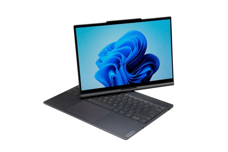 Praktisch beim Lenovo Auto Twist AI PC: Das Display dreht sich automatisch, wenn der Nutzer sich im Raum bewegt.  (Bild: Lenovo)