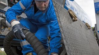 Wegen der stark gesunkenen Nachfrage schaffen es die Tankstellen nicht, ihre Vorräte an Winterkraftstoffen rechtzeitig zu verkaufen. (Bild: Rupert Warren/Aral)