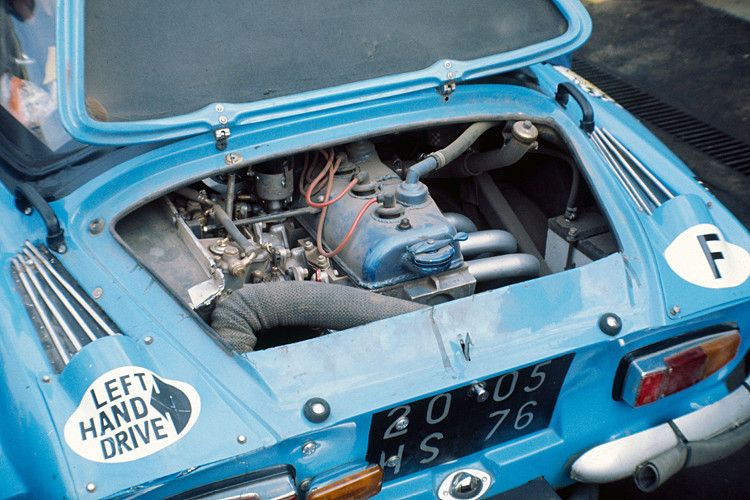 Der Motor der A110 stammte aus dem Renault 8. Er hatte 956 Kubikzentimeter Hubraum und leistete 52 PS. Die Kurbelwelle war fünffach, statt dreifach gelagert, was Tunern entgegenkam. Die Kraftübertragung erfolgte über ein 4-Gang-Schaltgetriebe an die Hinterräder. Gegen Aufpreis war auch eine 5-Gang-Box erhältlich. (Renault)