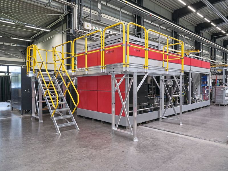 Toploader-Anlage für Kranbeladung, z.B. von Fahrwerkskomponenten. (Bild: Hemo)
