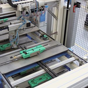 Der Werkstückträger-Transfer erfolgt durch die verschiedenen automatischen Prozess- und Prüfstationen in der Montageanlage. Für die zehn Typen von Schaltwählzugsystemen werden in sechs oder sieben Doppelstationen für die Innen- und Außenzüge jeweils bis zu 13 Einzelkomponenten verbaut.