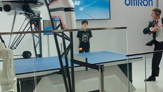 Johann Wiesböck, Publisher von "elektronikpraxis", im Fight mit dem roboterisierten Tischtennispartner (Bild: Schreier)