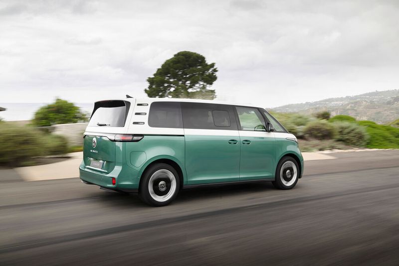 VW nimmt den Bulli mit langem Radstand ins Angebot. 