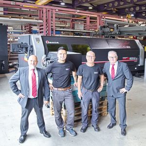 V. l. n. r.: Sergio Mestre (Aussendienstspezialist, Amada Swiss GmbH), Rafet Osmani (Lasermaschinist), Daniel Zumbrunn (CEO und Inhaber, beide Fertigungs-Center Zumbrunn AG) und Hanspeter Müller (Geschäftsführer, Amada Swiss GmbH) vor der 9-kW-Amada-Flachbettlasermaschine im Bereich der Schwarzblechbearbeitung.(Bild:  Matthias Böhm)