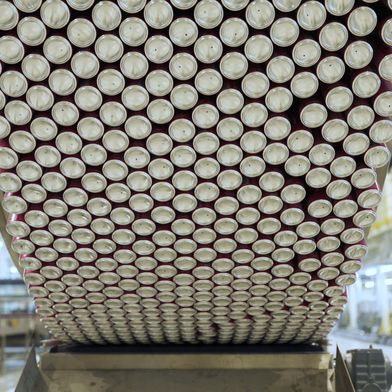 Steigende Anforderungen an Effizienz und die kontinuierliche Optimierung des Ressourceneinsatz prägen die Herstellung von Getränkedosen seit Jahren. Für die Royal Can Making Company bedeutete dies, bestehende Prozesse gezielt weiterzuentwickeln und Einsparpotenziale systematisch zu erschließen. (Bild: Henkel)