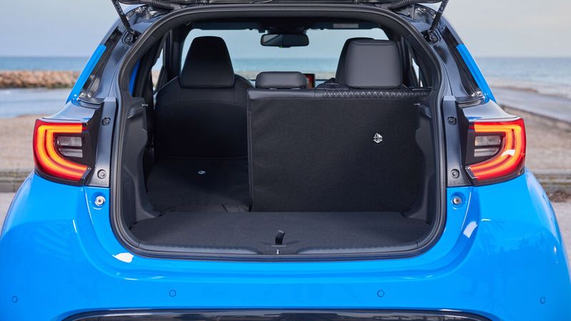 Der Kofferraum des Kleinwagens fasst rund 790 Liter. (Bild: Toyota)