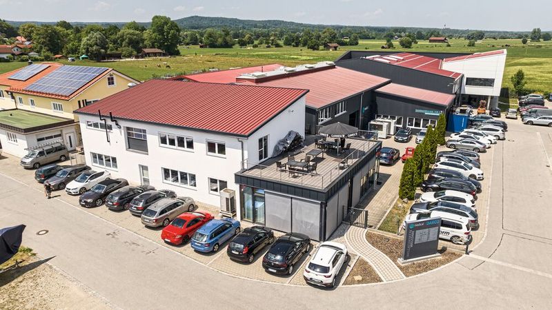 Nach mehreren Anbauten hat das Stammwerk der hg medical GmbH in Raisting seine Kapazitätsgrenze erreicht. (Bild: Hermle)