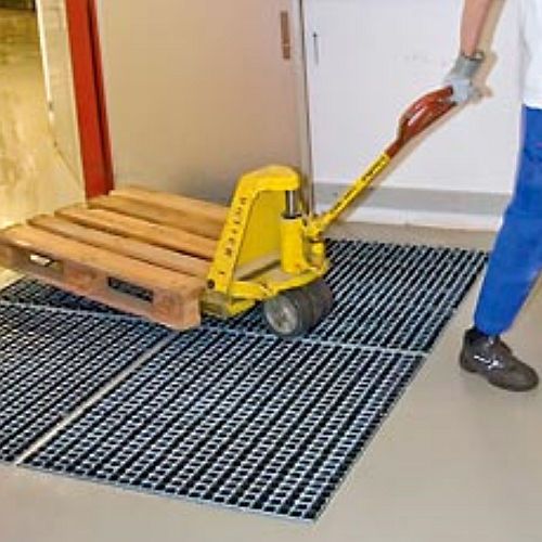 Das Reifenreinigungssystem Profilgate reinigt Räder, Rollen und Reifen rein mechanisch. Bild: Maschinenfabrik Heute (Archiv: Vogel Business Media)