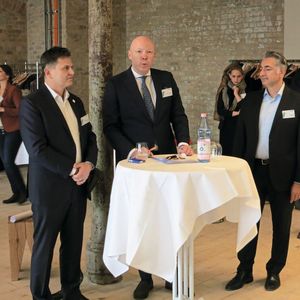 Beim Media Day von Ottobock befragt Mark C. Schneider (Mitte), Leiter Unternehmenskommunikation, CTO Dr. Andreas Goppelt (l.) und CDO Güngör Kara (r.) zu den Treibern für Innovation.(Bild:  Reinhardt / Devicemed)