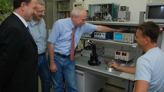 Prof. Dr. Lothar Kroll und Holg Elsner von der Professur Strukturleichtbau und Kunststoffverarbeitung sowie Prof. Dr. Göran Herrmann und Peter Wolf (v.l.) von der Professur Schaltkreis- und Systementwurf freuen sich über die erfolgreiche Anwendung der gestickten Sensorik, mit der sie einen Roboter in allen Achsen steuern können.  Bild: Katharina Thehos (Archiv: Vogel Business Media)