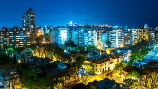 Mit einer intelligenten Straßenbeleuchtung in Montevideo soll auch der CO2-Ausstoß verringert werden.  (Bild: Adobe Stock)