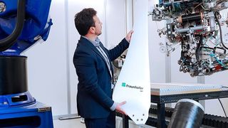 „Guter Stoff – aber nur für den Eigenbedarf!“ Schwachwindrotoren und Gastanks mit Sicherheitssensoren sollen in windschwachen Regionen die Wasserstofferzeugung für den Privatgebrauch ermöglichen. (Fraunhofer-IAP)