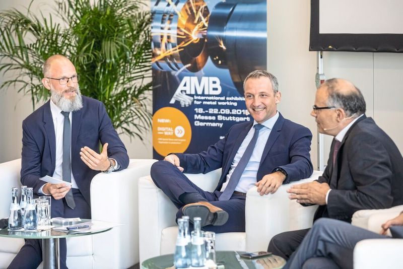 Frank Jablonski  moderiert das neue Format „AMB Roundtable“ (in der Mitte des Bildes Markus Piber, rechts im Bild Dr. Reinhold Walz). (Landesmesse Stuttgart, www.messe-stuttgart.de)