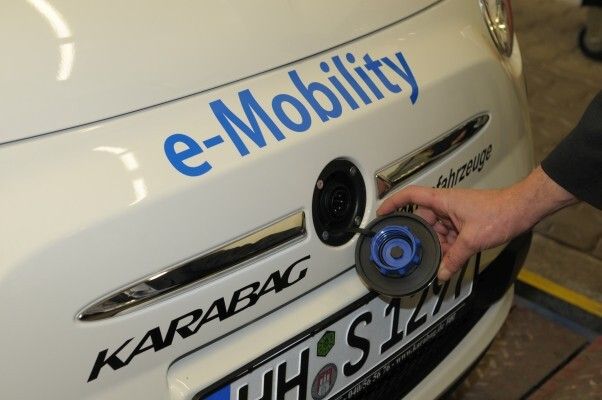 Unter Strom: Bei der Eröffnung der E-Tankstelle in Starnberg verkündeten der TÜV SÜD und E.ON eine enge Kooperation bei der Entwicklung von Ladesystemen für die Elektromobilität. (Bild: TÜV SÜD)