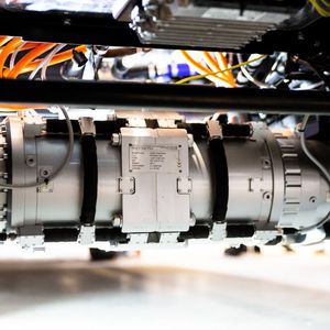 Für den Antrieb sorgt diese „E-Transport-Achse“, die der Zulieferer BPW Bergische Achsen bereitstellt. (Bild:  BPW Bergische Achsen)