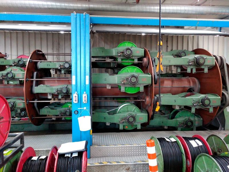 Die in die Jahre gekommene Korbverseilmaschine wurde elektro-, steuerungs- und sicherheitstechnisch auf den Stand der Technik gebracht. (Euchner GmbH + Co. KG)