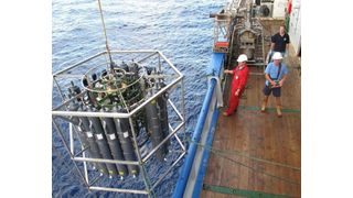 Abb. 1: Wasserproben aus 3000 m Tiefe kommen an Bord des Forschungsschiffes Pelagia.  (Bild: Alexander Bochdansky)