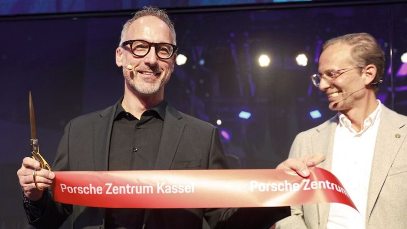 Auf gute Partnerschaft: Porsche-COO Thomas Illner und Unternehmenschef Florian Glinicke. (Bild: Ulf Schaumlöffel)