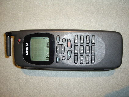 Nokias Ur-Communicator mit der Modellnummer 9000. Einmal aufgeklappt, erwies er sich als Mini-Notebook. (Bild: Wikimedia Commons/CC BY-SA 3.0)