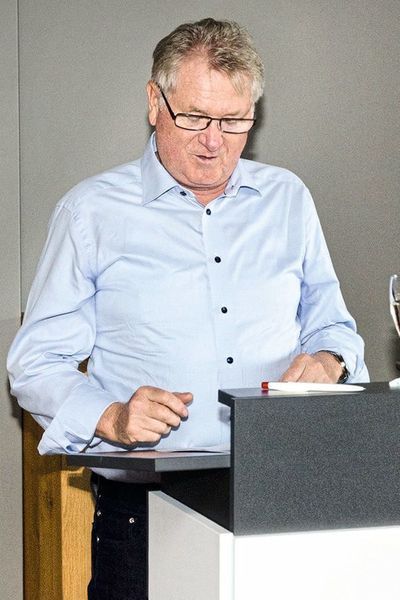 Firmengründer im Ruhestand: Nach 35 Jahren an der Spitze der Laser Components Group zieht sich Firmengründer Günther Paul endgültig in den Ruhestand zurück. Im Laufe der Jahre waren bereits immer mehr Kompetenzen und auch Unternehmensanteile von einer Generation auf die nächste übertragen worden. Auf diese Weise sollte ein harter Schnitt vermieden werden, sodass das Unternehmen die Möglichkeit hatte, sich kontinuierlich weiterzuentwickeln. (Laser Components GmbH)