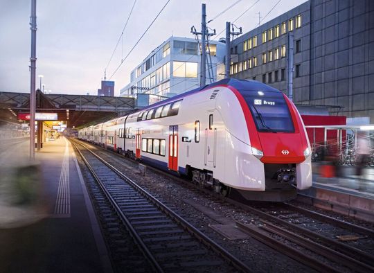 Im November 2025 gab die SBB bekannt, dass sie den Auftrag zur Lieferung von 116 Doppel­stockzügen an Siemens vergeben hat. Die Züge werden ab 2031 im Zürcher S-Bahn-Netz sowie in der Westschweiz eingesetzt. Der Vertrag beinhaltet zudem eine Option auf die Lieferung von 84 weiteren Doppelstockzügen.(Bild:  Siemens (Bahnhof Winterthur, Designstudie))