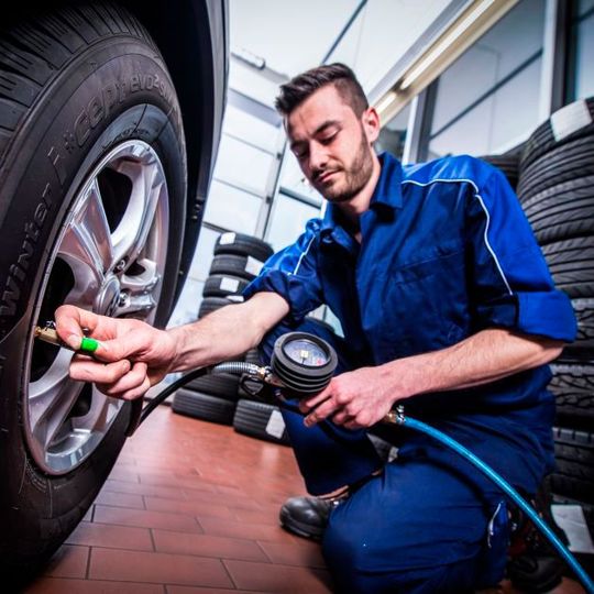 Mit dem Wintereinbruch ist auch die Auslastung in den Kfz-Betrieben gestiegen. (Bild:  Promotor/Volz)