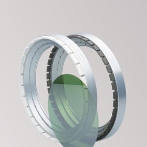 Superhart sind die Wafer aus SiC (Siliziumkarbid), ein Material, das sich aber mehr und mehr durchsetzt (das transpareten Scheibchen). Bei Meister Abrasives hat man deshalb die dafür passenen Schleifwerkzeuge aus Diamant entwickelt, die Oberflächenqualitäten im 1-stelligen Ångström-Bereich erreichen.(Bild:  Meister Abrasives)