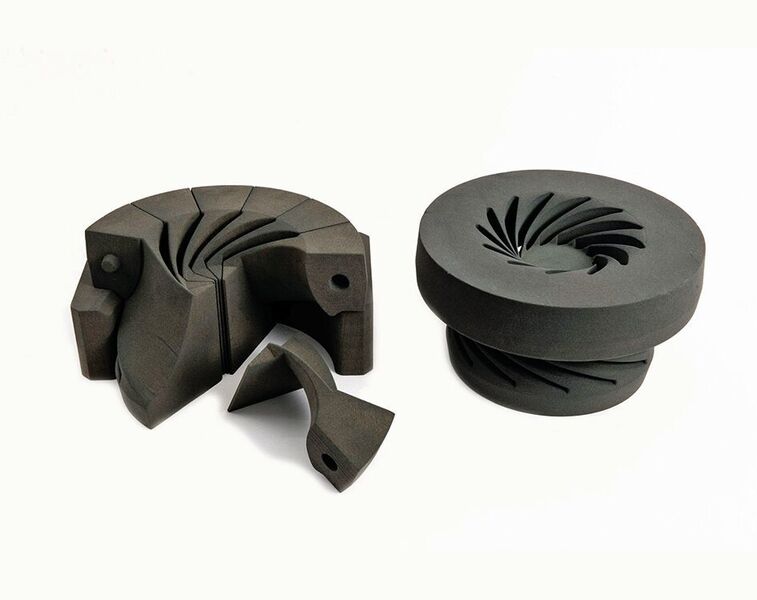 Sample sand core of an impeller in traditional production (left) and in 3D printing (right). (Voxeljet)