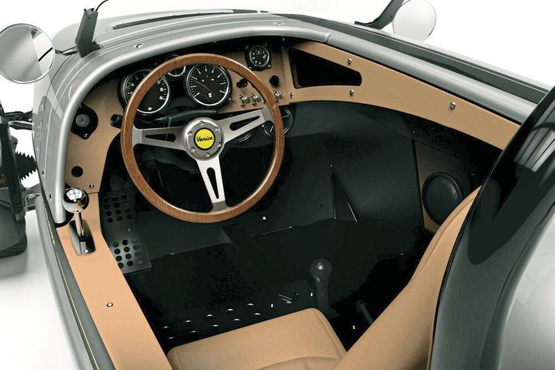 Im Gegenzug bietet der Einsitzer einige Komfortnettigkeiten wie Heizung, Sechsgang-Automatik, einen beheizten Ledersitz, Holzlenkrad und eine 400-Watt-Audioanlage. (Vanderhall)