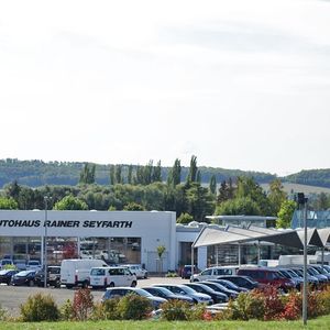 Das Autohaus Rainer Seyfarth liegt verkehrsgünstig am Stadtrand von Gotha. (Bild:  Schreiner/»kfz-betrieb«)