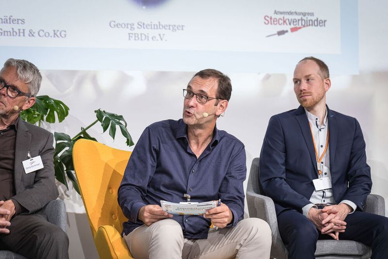 Anwenderkongress Steckverbinder 2023: Tag 1 mit Basisseminaren, Podiumsdiskussion und Posterslam. (Bild: Stefan Bausewein)