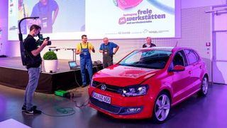 Begutachten, vorführen, erklären – die Fachtagung für freie Werkstätten und Servicebetriebe vermittelt den Teilnehmern seit 30 Jahren Neues aus der Werkstattwelt. (Bausenwein)