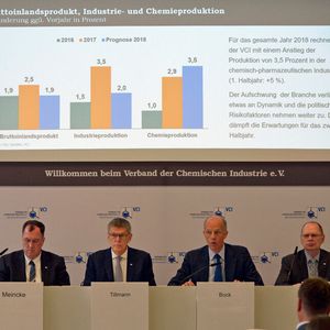 VCI-Präsident Kurt Bock (2. von rechts) erläuterte die Zahlen und Fakten zur wirtschaftlichen Bilanz der chemisch-pharmazeutischen Industrie für das erste Halbjahr und die Prognose für das Gesamtjahr 2018. Außerdem bewertete er die politischen Rahmenbedingungen für Innovationen in Deutschland