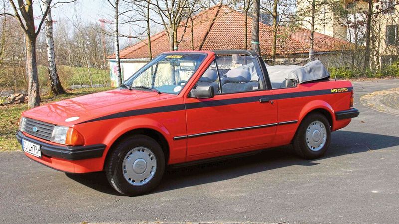 Heute suchen Käufer kompakter Neuwagen die große Freiheit im klotzigen SUV, vor 35 Jahren dagegen liebten sie das Baden im Wind und lechzten nach Cabriolets. Ford baute ihnen den Escort in der Open-Air-Version, die damals dem marktführenden VW Golf Cabriolet mächtig Konkurrenz machte. Trotzdem haben nur wenige überlebt – der Ford war bei jungen Tunern und Tieferlegern so beliebt, dass kaum ein Exemplar das H-Kennzeichen erreichte. Dieser ist nicht nur ein ganz früher Freiluft-Escort, Baujahr 1984, sondern ein völlig originaler. Um im Stil der Zeit zu bleiben: You can win, if you want! Maria Hochstein mit freundlicher Unterstützung des AHS-Autodienstes setzt sich mit dem chicen Cabrio ein für Menschen mit Behinderung. (Bild: Lebenshilfe Gießen)