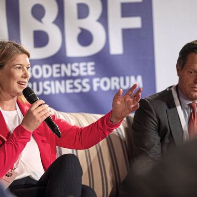 Agnes Loehner, Domain Lead IT/OT bei Siemens, verdeutlichte die Bedrohungen, auf die viele Unternehmen und deren Führung noch nicht ausreichend vorbereitet seien. (Bild: Bodensee Business Forum/Stefan Trautmann)