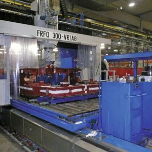 Bild 2: Diese Maschine ist mit einem universellen Fräskopf und einem Winkelfräskopf ausgerüstet, die automatisch ausgetauscht werden können. 